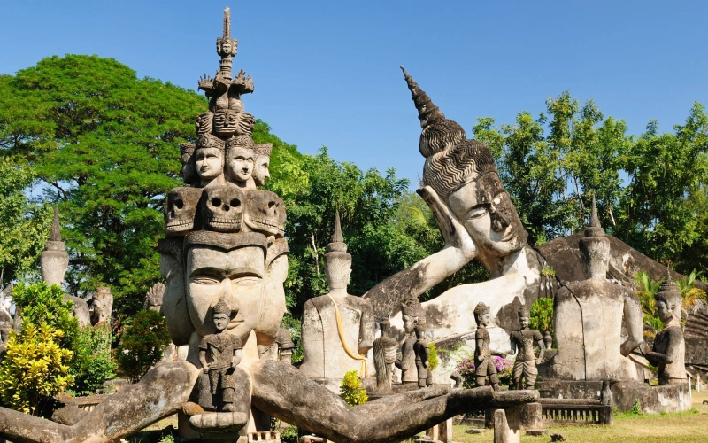 อัปเดต 10 ที่เที่ยวลาว 2569 ถ่ายรูปสวย เดินทางง่าย ใกล้ไทย 11 ที่เที่ยวลาวสวนพระ รวบรวมประติมากรรมพระพุทธรูปและรูปปั้นศาสนาขนาดใหญ่ในบรรยากาศกลางแจ้งริมแม่น้ำโขง