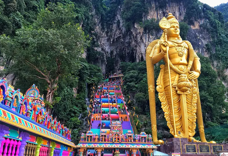 10 ที่เที่ยวมาเลเซีย 2569 จุดเช็คอินยอดฮิต เดินทางง่าย ถ่ายรูปสวย 2 ทางเข้าถ้ำบาตู รูปปั้นพระขันธกุมารสีทองขนาดใหญ่ข้างบันไดหลากสี 272 ขั้น แลนด์มาร์คสำคัญในมาเลเซีย