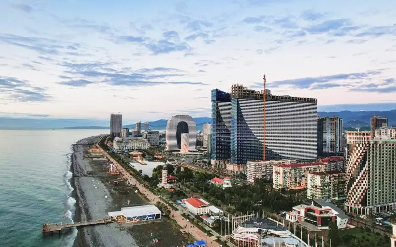 10 ที่เที่ยวจอร์เจีย 2569 วิวหลักล้าน ที่ต้องไปเยือน 8 เมืองตากอากาศริมทะเลดำ ที่โดดเด่นด้วยชายหาดและสถาปัตยกรรมทันสมัย