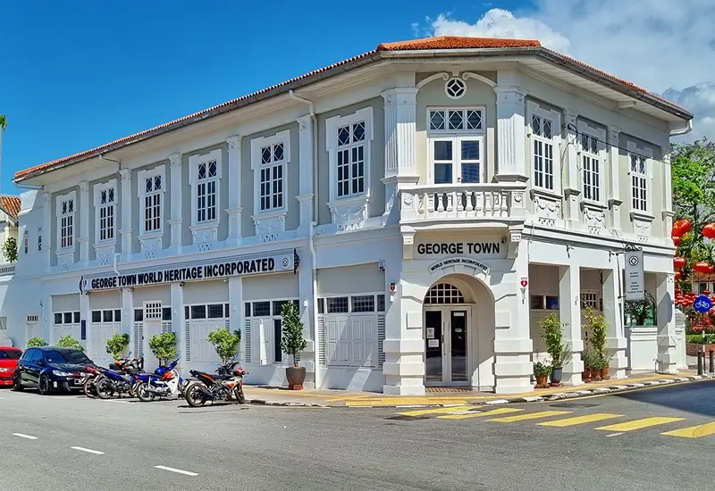 10 ที่เที่ยวมาเลเซีย 2569 จุดเช็คอินยอดฮิต เดินทางง่าย ถ่ายรูปสวย 3 ถนนสายวัฒนธรรมในย่านเมืองเก่าจอร์จทาวน์ ล้อมรอบด้วยตึกแถวโบราณสถาปัตยกรรมชิโนโปรตุกีส