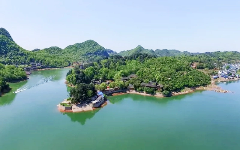 อัปเดต 10 ที่เที่ยวกุ้ยหยาง 2569 ธรรมชาติสวยอลังการ ต้องไปเยือน 8 ทะเลสาบหงเฟิง ทะเลสาบน้ำจืดขนาดใหญ่ที่เที่ยวกุ้ยหยางที่ล้อมรอบด้วยภูเขาและเกาะเล็ก ๆ พร้อมบรรยากาศเงียบสงบ