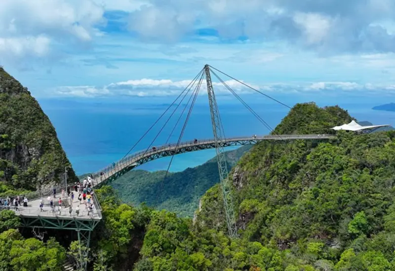 10 ที่เที่ยวมาเลเซีย 2569 จุดเช็คอินยอดฮิต เดินทางง่าย ถ่ายรูปสวย 5 สะพานแขวนลอยฟ้าลังกาวี ทางเดินเหนือยอดเขาแมตชินจัง ชมวิวทะเลและเกาะรอบๆ แบบพาโนรามา