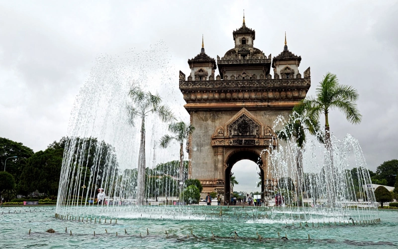อัปเดต 10 ที่เที่ยวลาว 2569 ถ่ายรูปสวย เดินทางง่าย ใกล้ไทย 5 ที่เที่ยวลาวประตูไซ อนุสาวรีย์สำคัญกลางนครเวียงจันทน์ สถาปัตยกรรมงดงามที่เป็นสัญลักษณ์ของประเทศลาว
