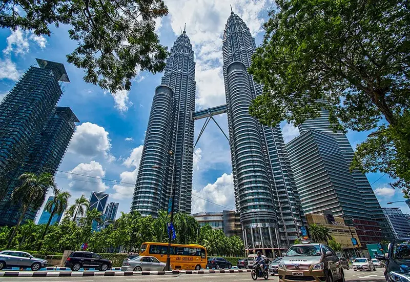 10 ที่เที่ยวมาเลเซีย 2569 จุดเช็คอินยอดฮิต เดินทางง่าย ถ่ายรูปสวย 1 ตึกเปโตรนาสทาวเวอร์ แลนด์มาร์คตึกแฝดใจกลางกรุงกัวลาลัมเปอร์ ประเทศมาเลเซีย