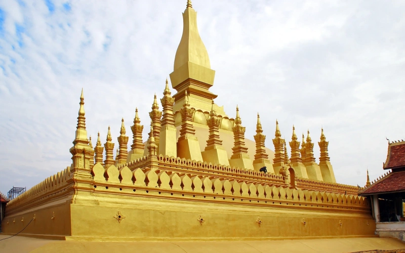 อัปเดต 10 ที่เที่ยวลาว 2569 ถ่ายรูปสวย เดินทางง่าย ใกล้ไทย 6 ที่เที่ยวลาวพระธาตุหลวง เจดีย์สีทองอร่าม ศูนย์รวมศรัทธาและแลนด์มาร์กสำคัญของเวียงจันทน์