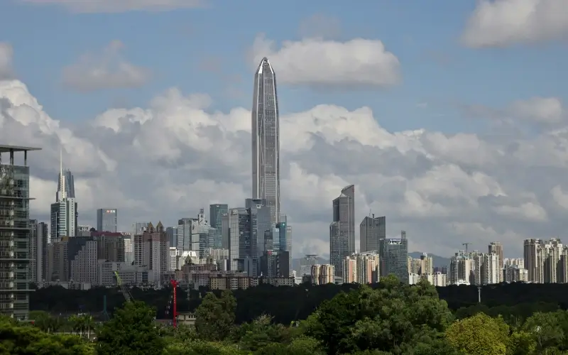 10 ที่เที่ยวเซินเจิ้น 2026 เมืองล้ำยุค ถ่ายรูปสวย 3 ตึกระฟ้าสูงตระหง่าน ซึ่งเป็นตึกที่สูงที่สุดของเซินเจิ้น มีจุดชมวิวเมืองแบบ 360 องศาจากชั้นบนสุด