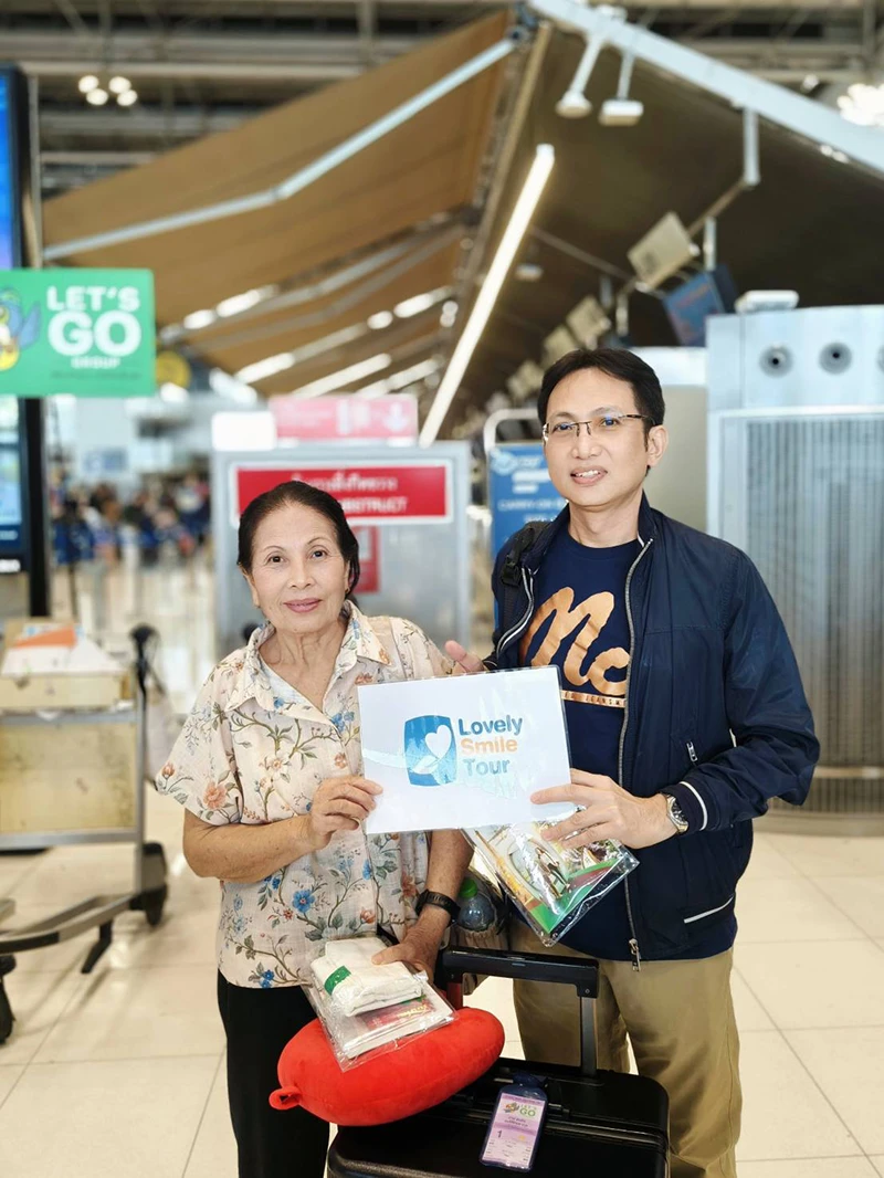 ทัวร์เวียดนามกลาง 25-28 มิ.ย. 69 2 ลูกค้า lovely smile tour ถ่ายรูปกับป้ายต้อนรับที่สนามบินสุวรรณภูมิ
