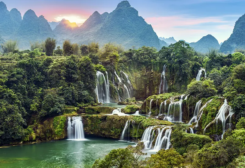 10 ที่เที่ยวหนานหนิง เสน่ห์เมืองสีเขียวแดนมังกร ต้องไปเยือน 3 ทัศนียภาพมุมกว้างของน้ำตกเต๋อเทียนและน้ำตกบ้านซก น้ำตกข้ามพรมแดนจีน-เวียดนามที่ล้อมรอบด้วยภูเขาหินปูน ที่เที่ยวหนานหนิง
