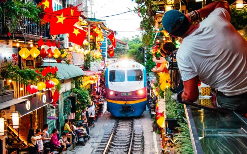 อัปเดต 10 ที่เที่ยวฮานอย 2026 เมืองหลวงเวียดนามที่คุณต้องไป 8 ถนนรถไฟฮานอย ที่เที่ยวฮานอยสุดฮิต จุดถ่ายรูปชื่อดังที่รถไฟวิ่งผ่านระหว่างอาคารอย่างใกล้ชิด