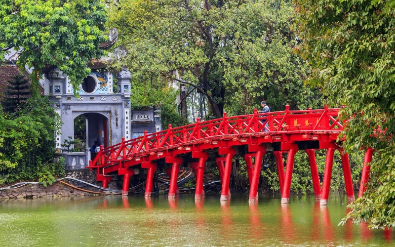 อัปเดต 10 ที่เที่ยวฮานอย 2026 เมืองหลวงเวียดนามที่คุณต้องไป 2 ทะเลสาบฮหว่านเกี๊ยม หนึ่งในที่เที่ยวฮานอยยอดนิยม จุดพักผ่อนใจกลางเมืองพร้อมตำนานทะเลสาบคืนดาบอันโด่งดัง