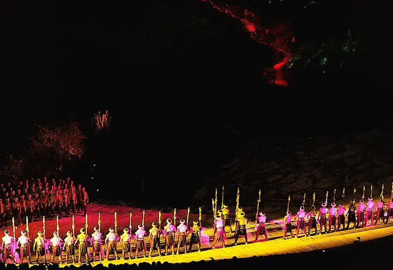 10 ที่เที่ยวอู่หลง 2569 ตะลุยธรรมชาติมรดกโลกสุดอลังการ 9 บรรยากาศบนเวที Impression Wulong ที่เต็มไปด้วยแสงไฟ สะท้อนความลึกลับของหุบเขายามค่ำคืน