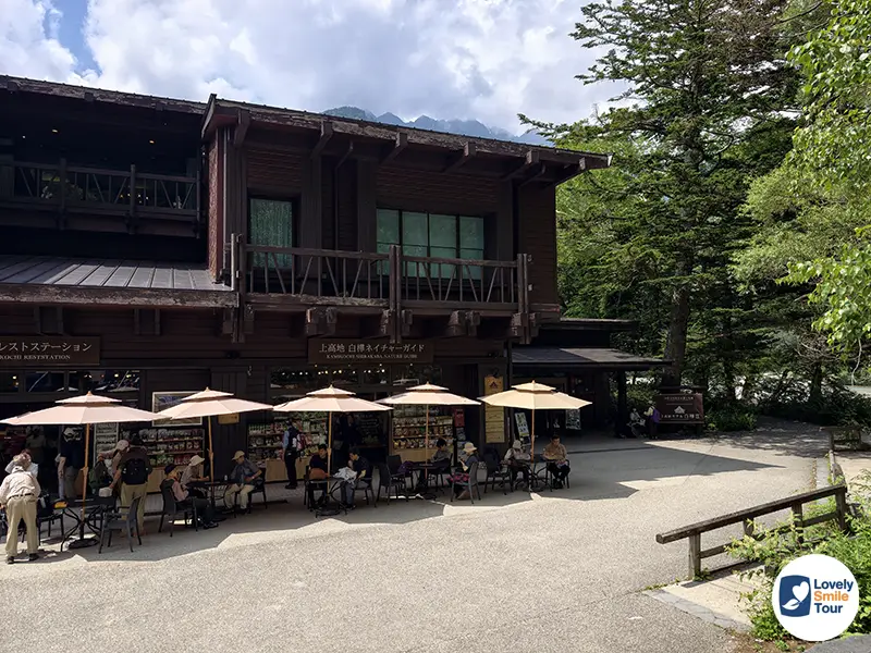 ร้านขายกินและของที่ระลึกบริเวณหัวสะพานกัปปะบาชิ