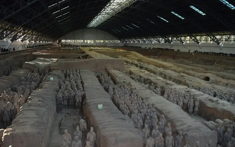 5 สิ่งต้องรู้ก่อนเยือน สุสานทหารจิ๋นซีฮ่องเต้ สุดยอดมรดกโลก 4 หลุมขุดค้นที่ 1 จะมีกองทัพทหารราบและรถม้ากว่า 6,000 ตัว ยืนเรียงรายอย่างเป็นระเบียบ