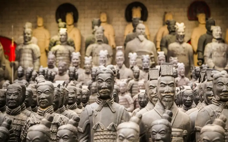 5 สิ่งต้องรู้ก่อนเยือน สุสานทหารจิ๋นซีฮ่องเต้ สุดยอดมรดกโลก 6 หลุมขุดค้นที่ 3 ศูนย์บัญชาการของกองทัพทั้งหมด ภายในจะมีหุ่นทหารระดับนายพลและเจ้าหน้าที่ระดับสูง