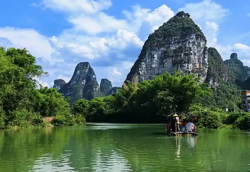 10 ที่เที่ยวหนานหนิง เสน่ห์เมืองสีเขียวแดนมังกร ต้องไปเยือน 4 แพไม้ไผ่ล่องไปตามแม่น้ำหมิงซื่ออันเงียบสงบ ล้อมรอบด้วยยอดเขาหินปูนทรงแปลกตาในเขตท่องเที่ยวหมิงซื่อ