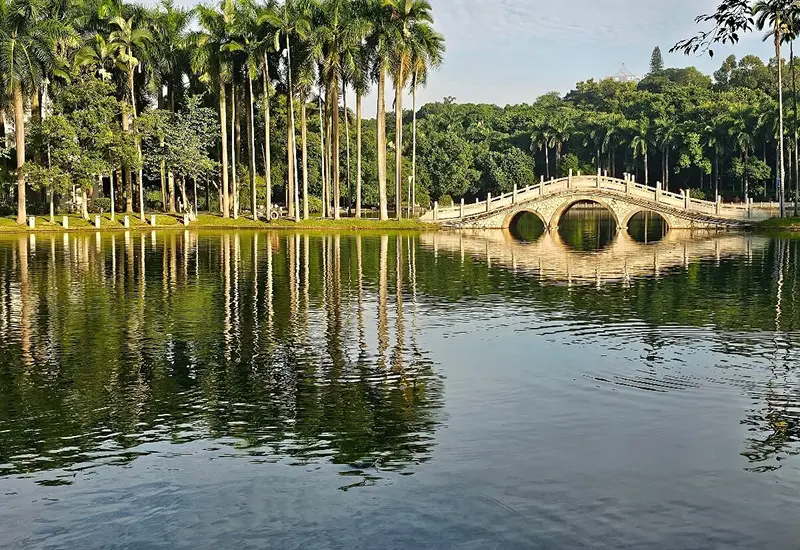 10 ที่เที่ยวหนานหนิง เสน่ห์เมืองสีเขียวแดนมังกร ต้องไปเยือน 7 สะพานหินสไตล์จีนโบราณทอดตัวข้ามทะเลสาบหนานหูอันเงียบสงบในเมืองหนานหนิง