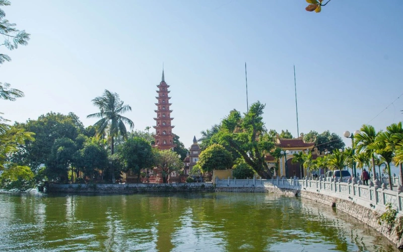 อัปเดต 10 ที่เที่ยวฮานอย 2026 เมืองหลวงเวียดนามที่คุณต้องไป 7 ทะเลสาบโฮเตย ที่เที่ยวฮานอยสำหรับชมพระอาทิตย์ตก ปั่นจักรยาน และพักผ่อนริมทะเลสาบที่ใหญ่ที่สุดของเมือง