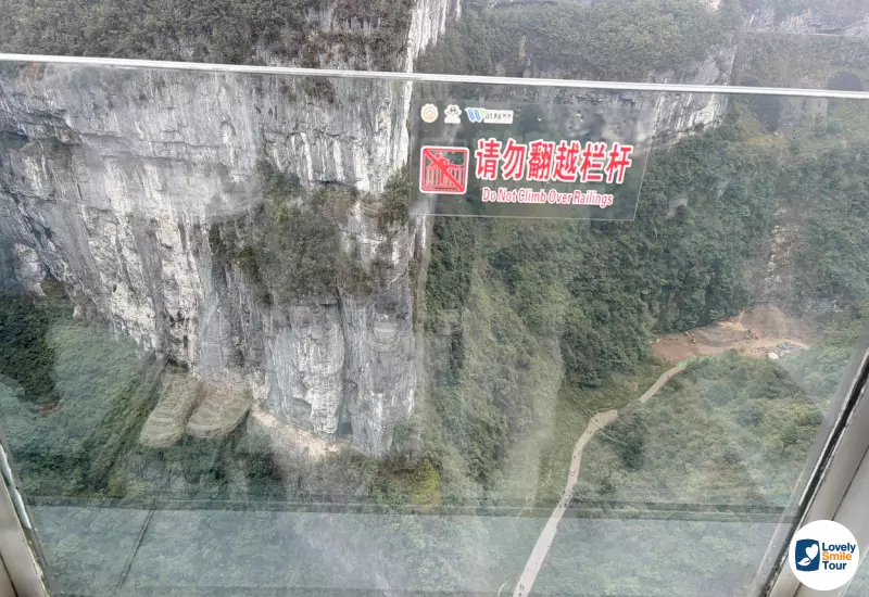 10 ที่เที่ยวอู่หลง 2569 ตะลุยธรรมชาติมรดกโลกสุดอลังการ 7 ระเบียงกระจกใสของสะพานกระจกอู่หลง มองทะลุเห็นทิวทัศน์หุบเหวและป่าไม้ลึกเบื้องล่างอย่างน่าหวาดเสียว