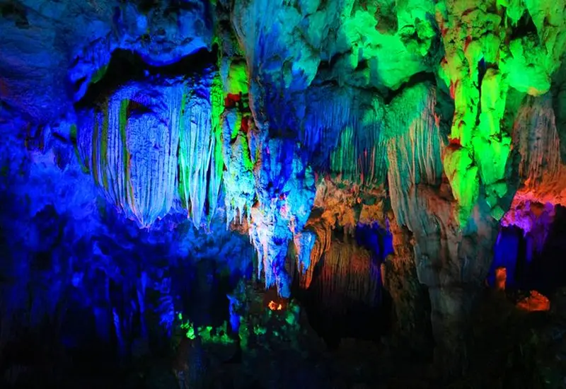 10 ที่เที่ยวหนานหนิง เสน่ห์เมืองสีเขียวแดนมังกร ต้องไปเยือน 6 บรรยากาศภายในถ้ำอีหลิง เต็มไปด้วยหินงอกหินย้อยงดงามที่ประดับประดาด้วยไฟแสงสีตระการตา