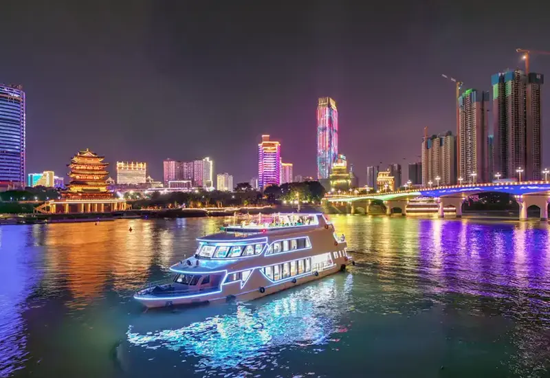 10 ที่เที่ยวหนานหนิง เสน่ห์เมืองสีเขียวแดนมังกร ต้องไปเยือน 11 เรือสำราญประดับไฟสีสันสดใสกำลังล่องในแม่น้ำหยงเจียง ท่ามกลางฉากหลังตึกระฟ้าใจกลางเมืองหนานหนิงยามค่ำคืน