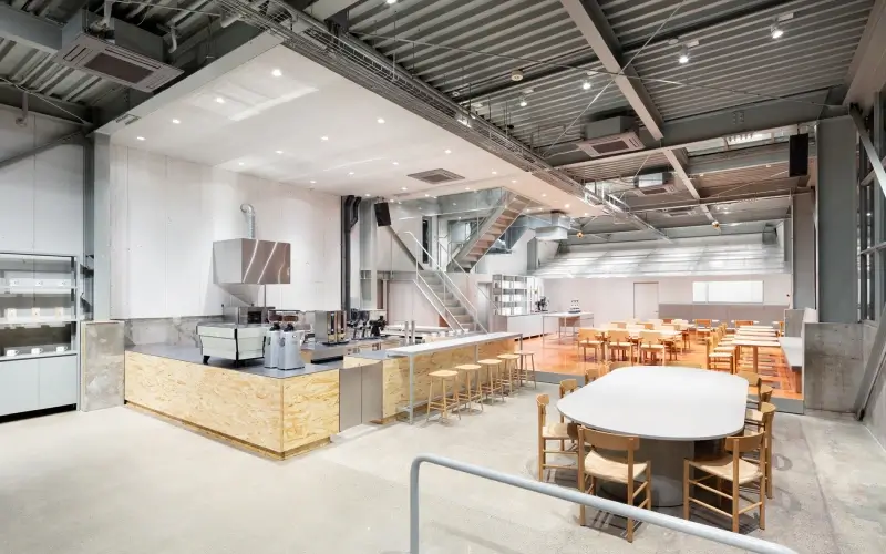 10 ร้านกาแฟญี่ปุ่น 2569 ที่ต้องไปลอง หอมกรุ่นจนต้องบอกต่อ 3 Blue Bottle Coffee Kiyosumi Shirakawa คาเฟ่สไตล์โมเดิร์นในโตเกียว โดดเด่นด้วยพื้นที่โปร่งโล่งและกลิ่นหอมของกาแฟคั่วสด