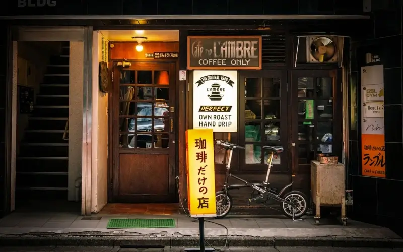 10 ร้านกาแฟญี่ปุ่น 2569 ที่ต้องไปลอง หอมกรุ่นจนต้องบอกต่อ 8 Café de L'Ambre ร้านกาแฟเก่าแก่ย่านกินซ่า โตเกียว โดดเด่นด้วยบรรยากาศคลาสสิกและเมล็ดกาแฟหลากหลายจากทั่วโลก
