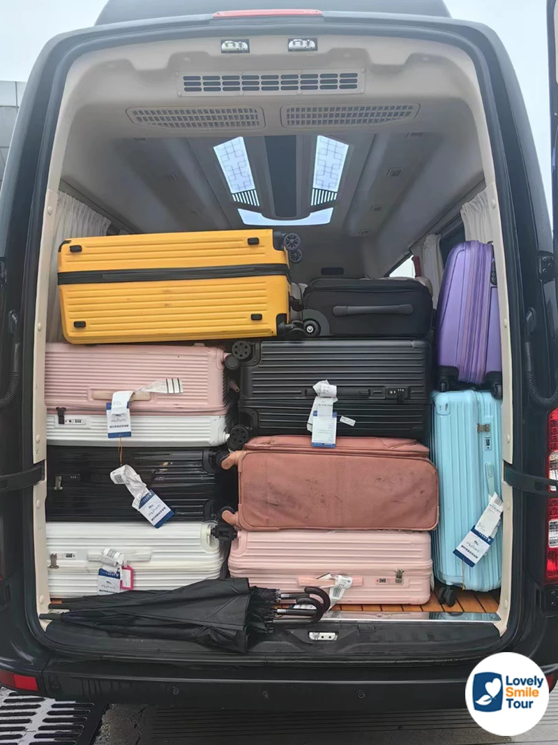 เช่ารถพร้อมคนขับ จีน 6 ด้านหลังรถใส่กระเป๋าเดินทางได้หลายใบ