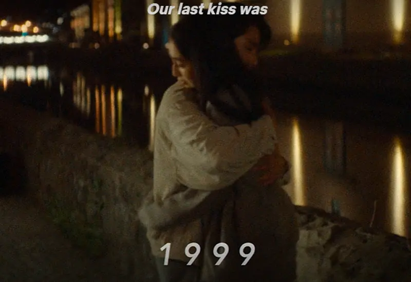 10 ซีรี่ย์ญี่ปุ่นล่าสุด พร้อมพิกัดตามรอยเที่ยวฟินๆ 1 ตัวละครหลักจากซีรีส์ First Love ยืนอยู่ริมคลองโอตารุ ท่ามกลางบรรยากาศฤดูหนาวสุดอบอุ่น
