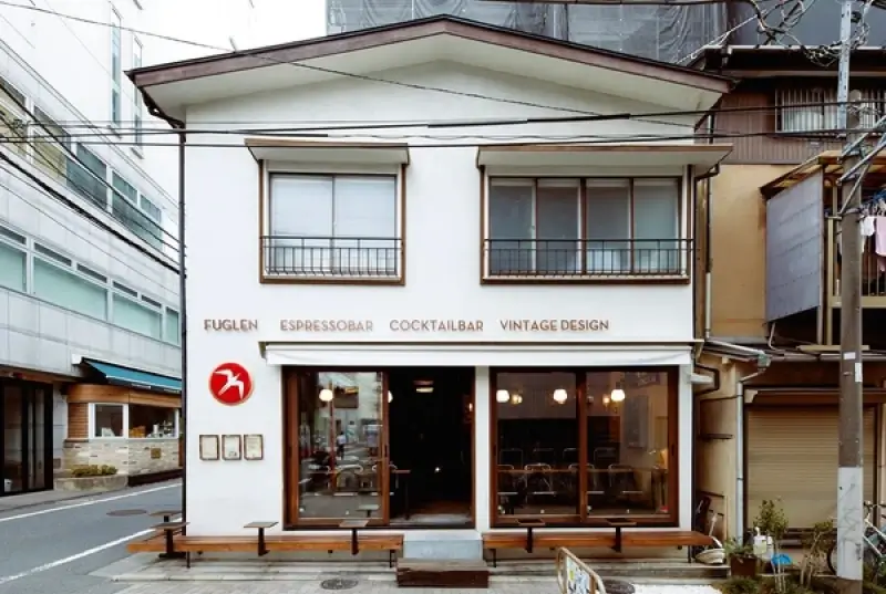 10 ร้านกาแฟญี่ปุ่น 2569 ที่ต้องไปลอง หอมกรุ่นจนต้องบอกต่อ 6 Fuglen Tokyo คาเฟ่สไตล์นอร์ดิกที่ผสมผสานร้านกาแฟและบาร์ เฟอร์นิเจอร์วินเทจสร้างบรรยากาศอบอุ่นย้อนยุค