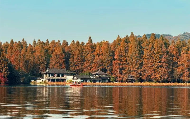 เมืองหางโจวในช่วงฤดูใบไม้ร่วง จะเต็มไปด้วยใบไม้สีส้ม แดง ให้บรรยากาศที่สวยงาม และโรแมนติก