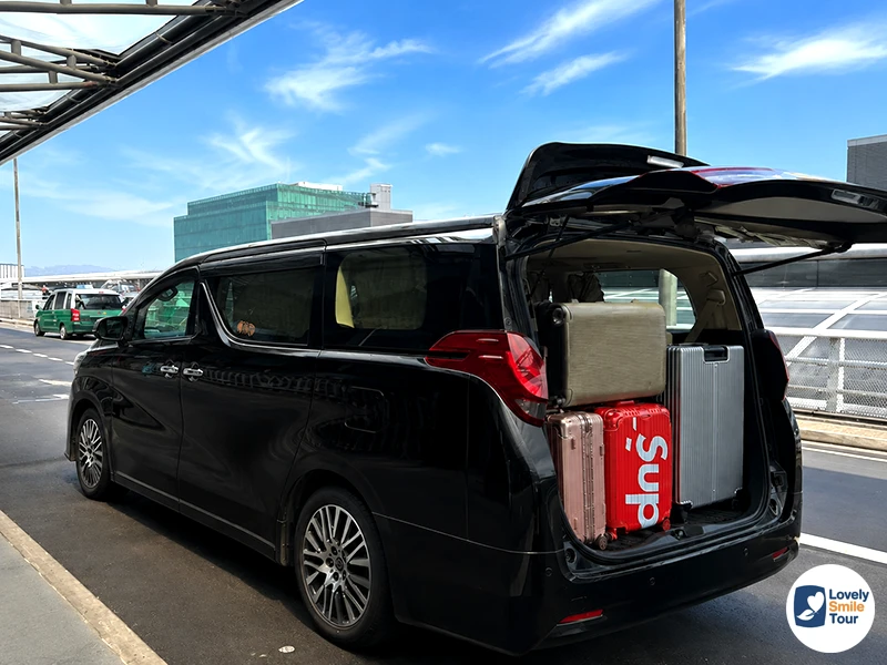 ด้านหลังรถตู้ Alphard ใส่กระเป๋าเดินทางได้ประมาณ 4 ใบ