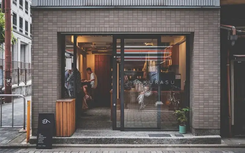 10 ร้านกาแฟญี่ปุ่น 2569 ที่ต้องไปลอง หอมกรุ่นจนต้องบอกต่อ 9 Kurusu คาเฟ่ในเกียวโตที่อบอวลด้วยบรรยากาศสงบแบบญี่ปุ่น เหมาะสำหรับแวะพัก จิบกาแฟ และสัมผัสเสน่ห์เมืองเก่า