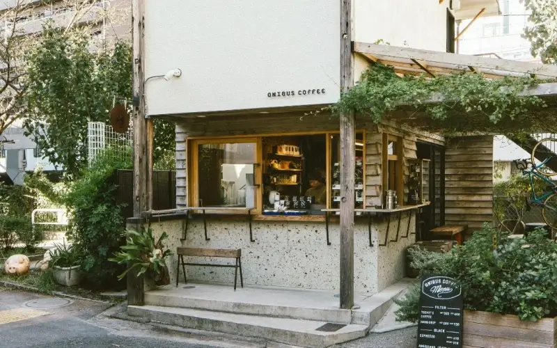 10 ร้านกาแฟญี่ปุ่น 2569 ที่ต้องไปลอง หอมกรุ่นจนต้องบอกต่อ 5 Onibus Coffee คาเฟ่บรรยากาศอบอุ่นย่านนากาเมกุโระ โตเกียว เสิร์ฟกาแฟหอมกรุ่นในร้านขนาดกะทัดรัดสไตล์เรียบง่าย