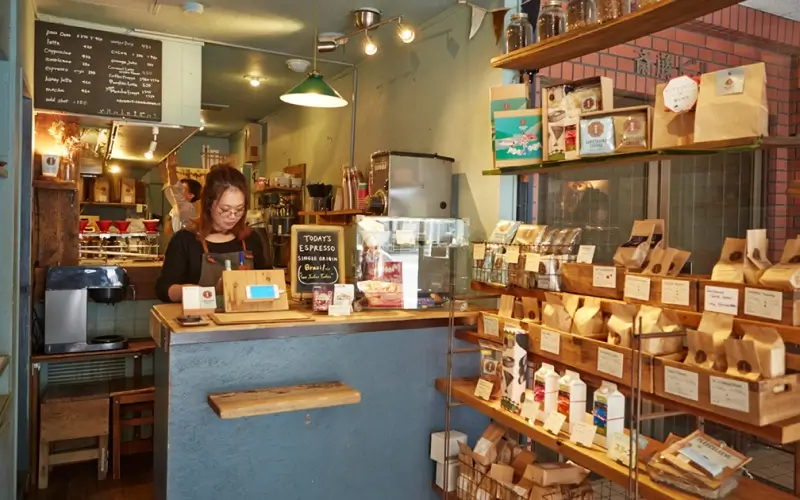 10 ร้านกาแฟญี่ปุ่น 2569 ที่ต้องไปลอง หอมกรุ่นจนต้องบอกต่อ 7 Sarutahiko Coffee คาเฟ่ชื่อดังย่านเอบิสุ โตเกียว เสิร์ฟกาแฟคุณภาพดีในบรรยากาศอบอุ่น เหมาะสำหรับคอกาแฟ