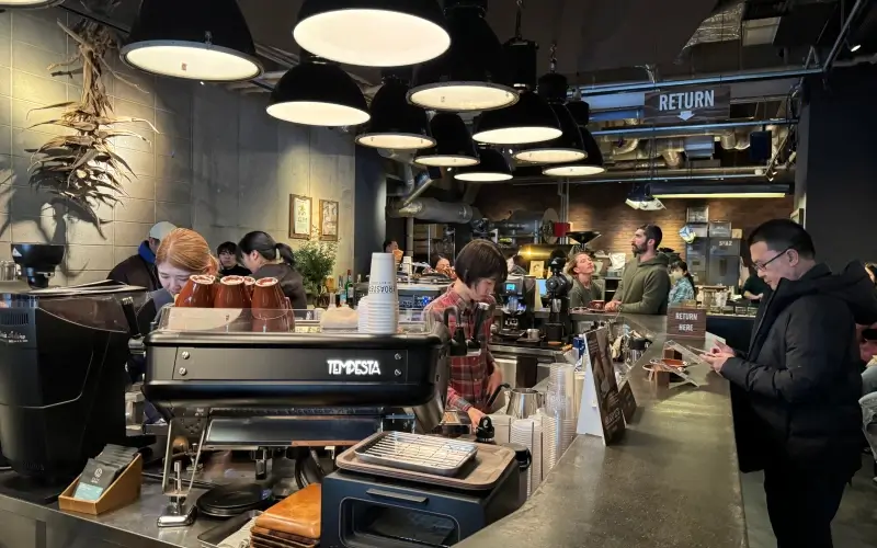 10 ร้านกาแฟญี่ปุ่น 2569 ที่ต้องไปลอง หอมกรุ่นจนต้องบอกต่อ 11 The Roastery by Nozy Coffee คาเฟ่ชื่อดังบน Cat Street โตเกียว กลิ่นกาแฟคั่วสดอบอวลในร้านสไตล์อินดัสเทรียลสุดเท่