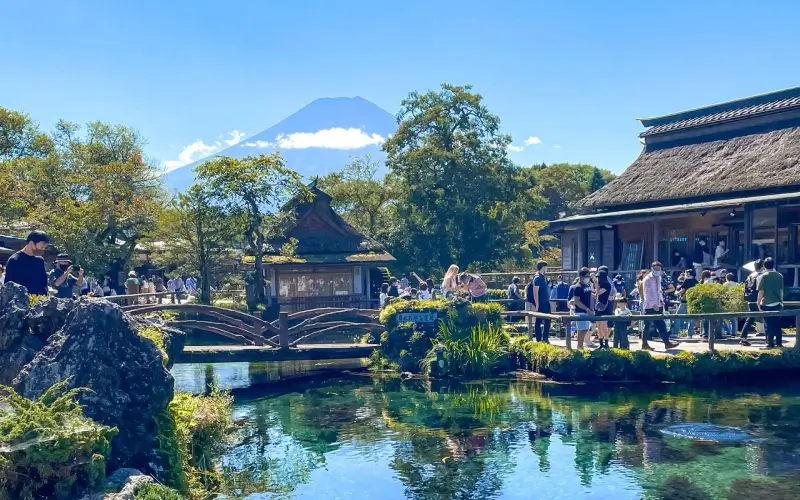 รีวิวเที่ยว หมู่บ้านน้ำใส 2026 จุดชมวิวฟูจิที่สวยที่สุด 7 บรรยากาศของหมู่บ้านน้ำใสในช่วงฤดูร้อน จะเต็มไปด้วยต้นไม้สีเขียว ให้ความรู้สึกร่มรื่นอย่างมาก
