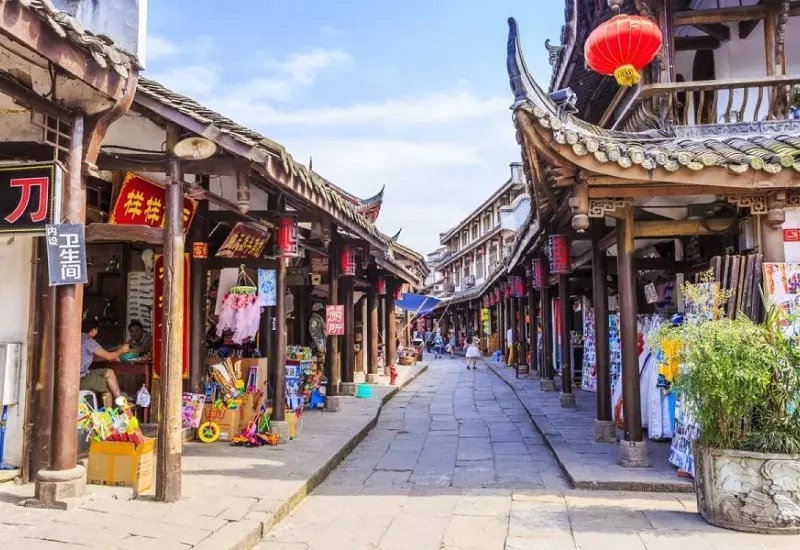 รีวิว เมืองโบราณหวงหลงซี สัมผัสเสน่ห์จีนพันปี 4 ทางเดินทางภาย เมืองโบราณหวงหลงซี ตกแต่งด้วยโคมไฟ