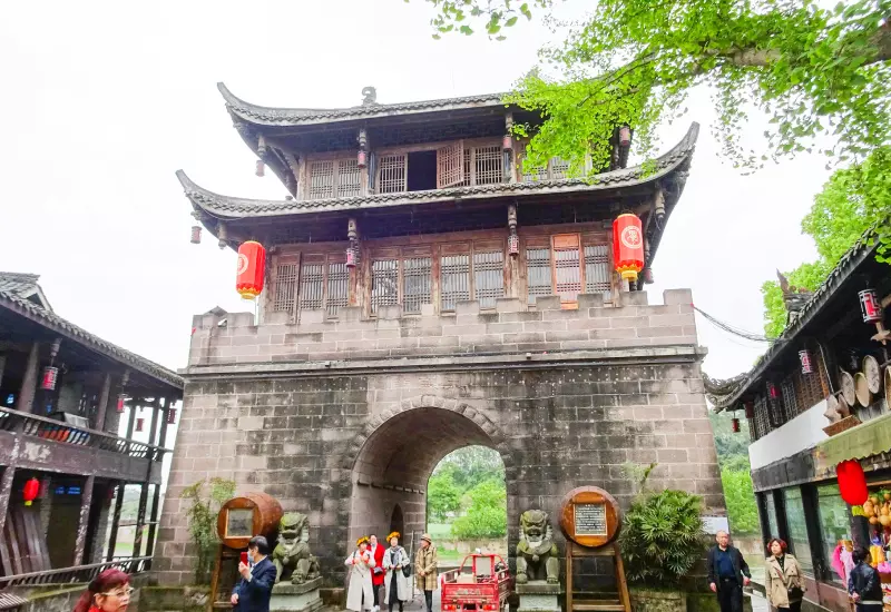รีวิว เมืองโบราณหวงหลงซี สัมผัสเสน่ห์จีนพันปี 8 ฤดูใบไม้ผลิ เมืองโบราณหวงหลงซี ต้นไม้จะสีเขียว อากาศเย็นสบาย