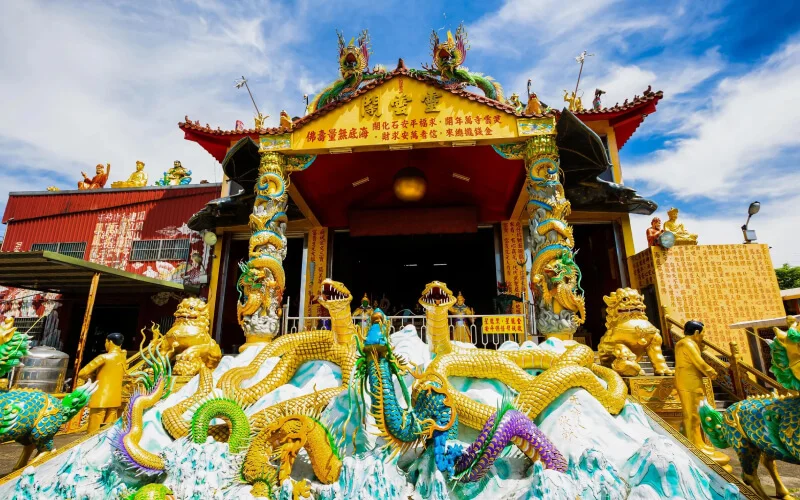 5 เหตุผลที่ต้องไปเยือน พระพุทธรูปเล่อซาน มรดกโลกแห่งจีน 7 สักการะสิ่งศักดิ์สิทธิ์ที่วัดหลิงหยุน