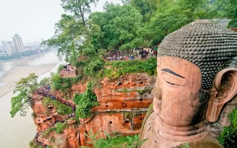 5 เหตุผลที่ต้องไปเยือน พระพุทธรูปเล่อซาน มรดกโลกแห่งจีน 9 การขึ้นบันไดเก้าเลี้ยว