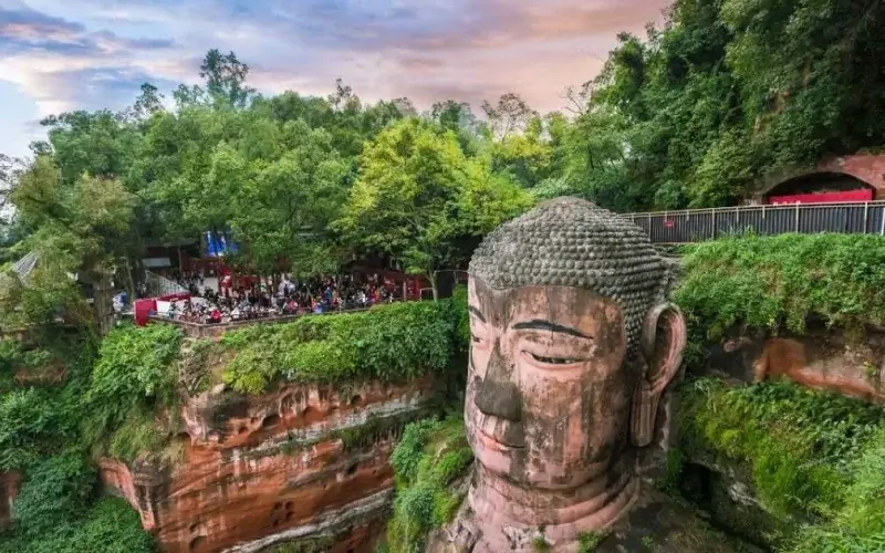 5 เหตุผลที่ต้องไปเยือน พระพุทธรูปเล่อซาน มรดกโลกแห่งจีน 8 พระพุทธรูปเล่อซานฤดูใบไม้ผลิ