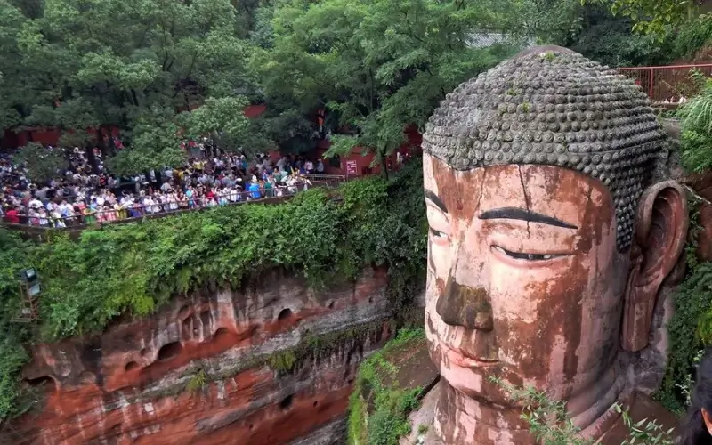 5 เหตุผลที่ต้องไปเยือน พระพุทธรูปเล่อซาน มรดกโลกแห่งจีน 4 ภาพจุดชมความยิ่งใหญ่พระพุทธรูปเล่อซาน